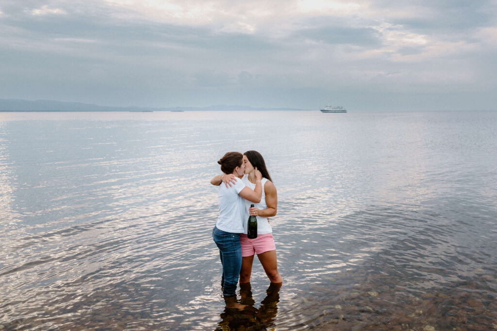 shelburne-farms-waterfront-couple